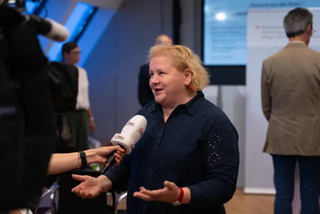 Gesundheitsministerin Korinna Schumann über geplantes Social-Media-Verbot und weitere Maßnahmen. | Foto: BMASGPK/David Habermann