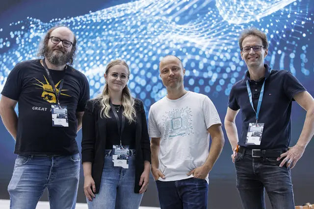 Die RoboLeague begeistert seit Jahren Schüler:innen für Robotik, Programmierung und Teamarbeit. Die Initiatoren, zweiter von rechts Stefan Otti (Peraugymnasium Villach).
 | Foto: KNAPP/Luef