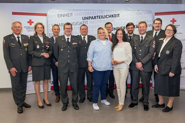 Die für ihr 20-jähriges Dienstjubiläum geehrten Rotkreuz-Mitarbeiter:innen(ab 4. v.l.): Thomas Zopf, Josef Wendlinger, Claudia Schnötzlinger, Bernhard Haas, Snjezana Dulabic, Alexander Rohrmoser (3. v.r.),  mit Repräsentant:innen des Roten Kreuz und AK-Präsident Peter Eder  | Foto: (c) wildbild Günter Freund