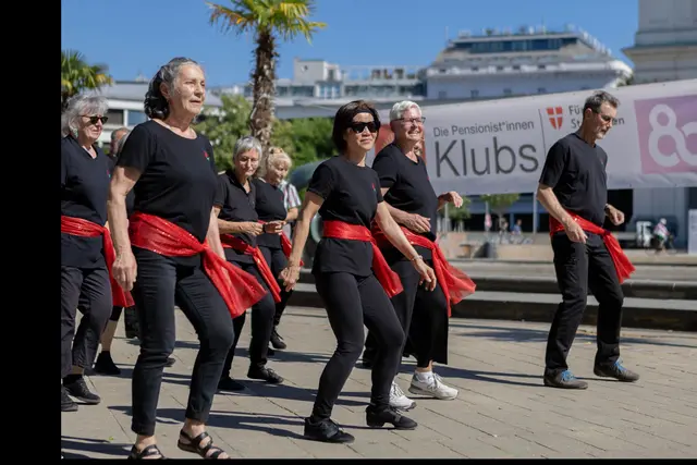 Mehrere Pensionistinnen- und Pensionistenklubs brachten die Menge mit augeklügelten Line Dane-Choreographien zum Toben. | Foto: Häuser zum Leben/Christine Fröschl