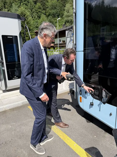 Bürgermeister Klaus Winkler und Landesrat René Zumtobel nehmen den neuen E-Bus genau unter die Lupe. | Foto: Johanna Bamberger