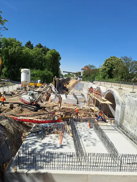 Viadukt in Bad Sauerbrunn mit Betonfundamenten für Lift und Stiegen als Baghnsteigzugang. | Foto: ÖBB, Deutinger