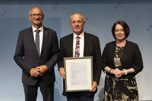 LH Anton Mattle und LTPin Sonja Ledl-Rossmann mit dem Medizinalrat Martin Tiefenthaler (Facharzt für Innere Medizin in Innsbruck). | Foto: Land Tirol/Sedlak