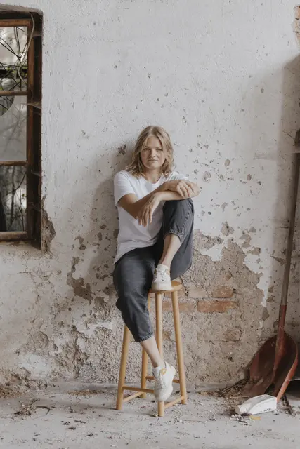 Caro Fux ist Singer-Songwriterin aus der Steiermark – und eine Stimme, die man nicht mehr vergisst. Mit mutigen, ehrlichen Texten und einer ordentlichen Portion Fux-Schmäh trifft sie ihr Publikum mitten ins Herz. Ihre Songs sind direkt, unverfälscht und voller Energie. Die Sängerin gilt als Aushängeschild einer neuen Austropop-Generation: Sie verbindet steirischen Dialekt mit zeitgemäßem Sound – frech, gefühlvoll und absolut am Puls der Zeit. Mit ihrer Single „Aff im Kopf“ landete sie in den Top 3 der VIRAL 50 Spotify Österreich und sorgt seither für Aufsehen in der österreichischen Musikszene. | Foto: Nicole Seiser
