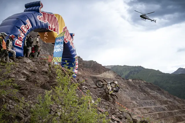 Enduro-Fahrer am Erzberg vor dem Ziel