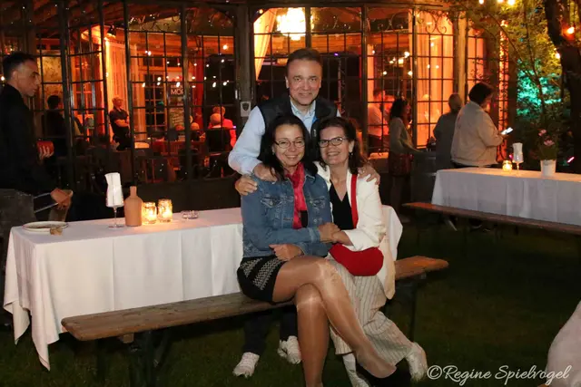 Rene Zeitlberger, Gabi Stöger und Katja Seper genossen den Abend im romantischen Garten der Villa Kunterbunt.