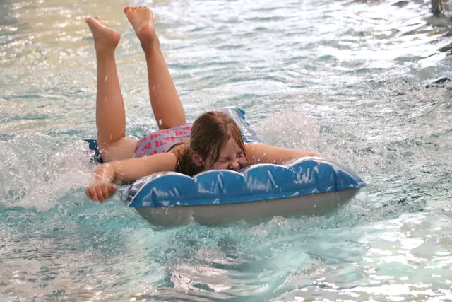 Die Disziplinen beim Pinguincup (mit Ball, T-Shirt und Luftmatratze schwimmen) zielen auf das Rettungsschwimmen hin, ein Bewerb, der ab 14 Jahren absolviert werden kann. Den Kindern macht der Schwimmwettbewerb viel Spaß.  | Foto: Edith Ertl