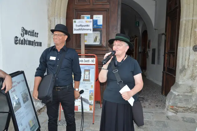 Die beiden Stadtführer Wolfgang Steinbauer und Christine Mayerhofer halten spannende Geschichten parat. | Foto: Stadtgemeinde Zwettl