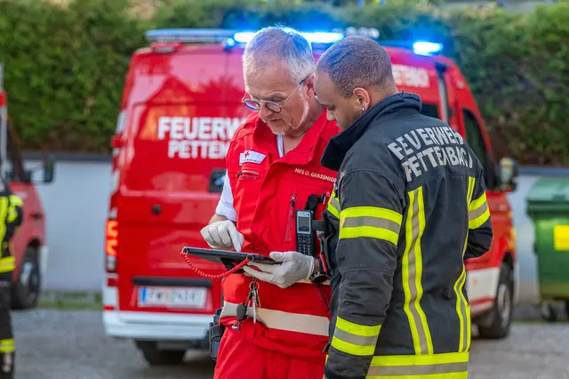 Die Feuerwehr wurde mit dem Stichwort „Personenrettung“ alarmiert, nachdem eine Person aus bislang unbekannter Ursache in einem Bachbett aufgefunden worden war. | Foto: Team fotokerschi