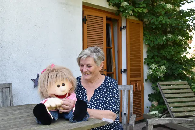 Martina Meissner engagiert sich im Hospizverein in Baden. Hier mit Handpuppe Paulina. Diese kommt bei den Besuchen in der Schule zum Einsatz.  | Foto: Mirjam Preineder
