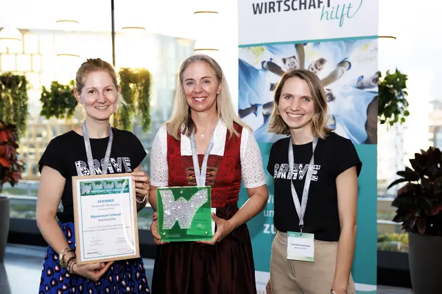 WIRTSCHAFT HILFT Awards 2026: Julia Obereder (BRAVEAURORA), Barbara Walter (Alpenresort Schwarz), Cornelia Issahaque (BRAVEAURORA) v.l. | Foto: Prodinger