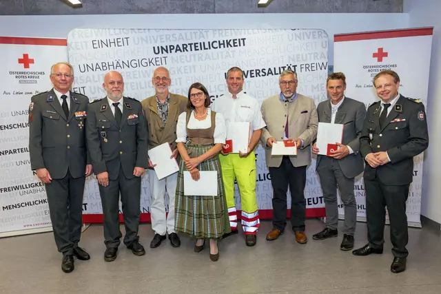 Die Geehrten aus dem Pinzgau (ab 3. v.l.): Dr. Andreas Schrode, Dr. Margit Obernosterer, Michael Kling, Manfred Höger, Peter Loitfellner, mit Repräsentant:innen des Roten Kreuzes Salzburg | Foto: (c) wildbild Günter Freund