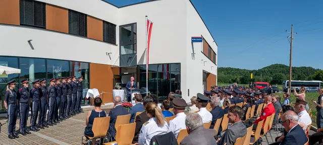 Bei strahlendem Sonnenschein wurde der Festakt vor der neu errichteten Polizeiinspektion in Heimschuh gefeiert. | Foto: LPD Stmk/Huber