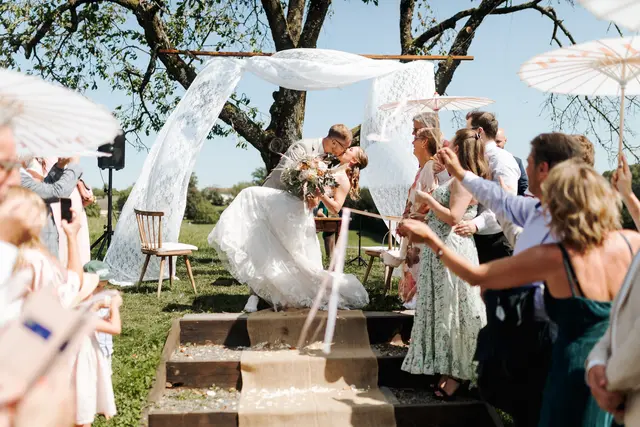 Jede Hochzeit ist ein besonderes Erlebnis, das viel Vorbereitung und Planung in Anspruch nimmt. Mit unseren neuen ePaper-Ausgabe des TRAUdich-Magazins geben wir euch allerlei Tipps und Inspirationen und zeigen euch die aktuellen Hochzeitstrends. | Foto: Fabian Orner