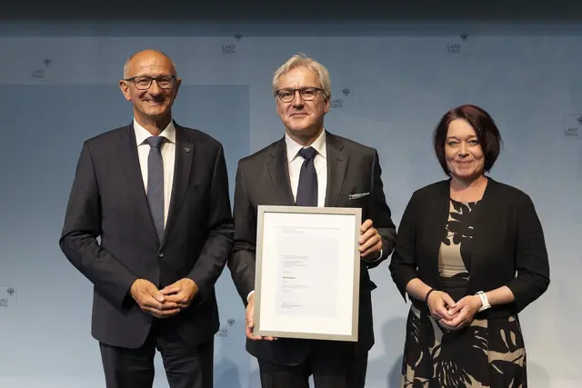 LH Anton Mattle und LTPin Sonja Ledl-Rossmann mit dem Geehrten Clemens Baumgartner (Allgemeinmediziner und Zahnarzt in Hall in Tirol), der den Berufstitel „Medizinalrat“ verliehen bekam. | Foto: Land Tirol/Sedlak