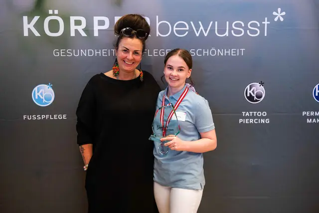 Viktoria Hauser (r.) freute sich mit ihrer Chefin Verena Lämmle vom „Lechtal Vital Gesundheitsstudio“ in Stanzach über den 2. Platz im Wettbewerb „Fußpflege“. | Foto: ©PSB-Media