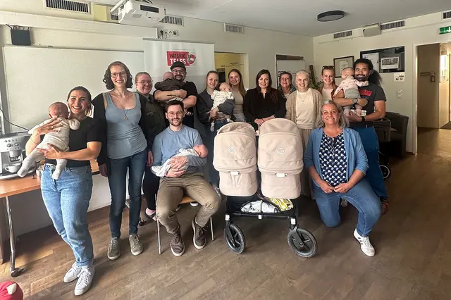 Kleine Gäste, große Freude: Die Babypaket-Übergabe bringt nicht nur Freude, sondern schafft auch Raum für Begegnung und Austausch zwischen jungen Familien und unterstützenden Einrichtungen in Telfs. | Foto: MG Telfs