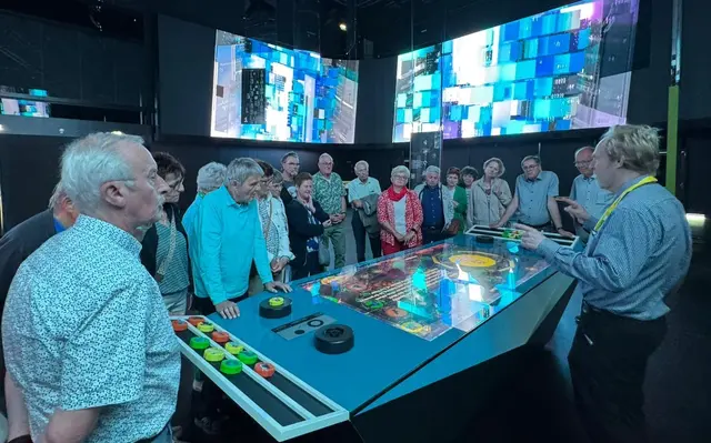 v.l.n.r. Franz Zöllnr, Christa Zöllner, Josef Fritz, Margret Ott, Heidi Neumeier, Heinz Pokorny, Maria Kellner, Hans
Brunner, Erich Hell, Gabi Brunner, Joe Geyer, Eveline Lehner, Renate Müller, Helli Weiss, Helmut Weiss,
Leopold Ott, Mitarbeiter im Haus der Digitalisierung | Foto: NÖ Senioren / Asperhofen