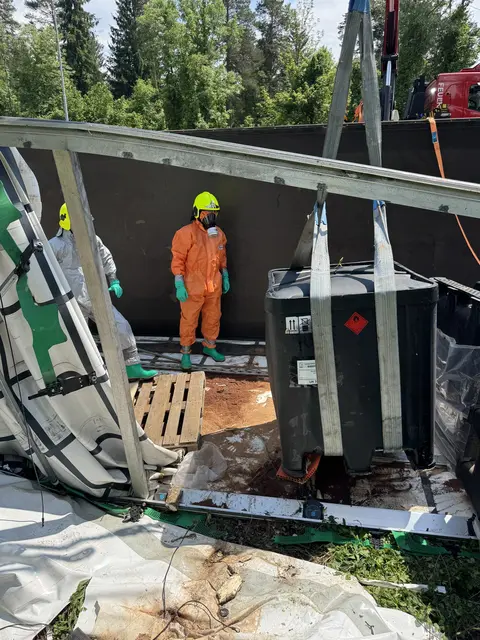 Das transportierte Gefahrengut wurde durch die Feuerwehr geborgen.  | Foto: HFW Villach