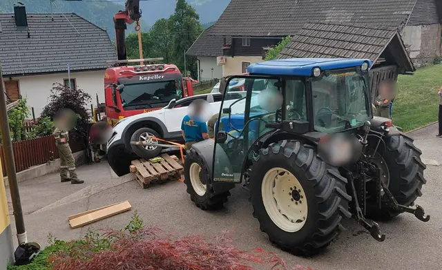 Das Fahrzeug wurde mittels eines Traktors gesichert. | Foto: Freiwillige Feuerwehr Göriach/ Lurnfeld
