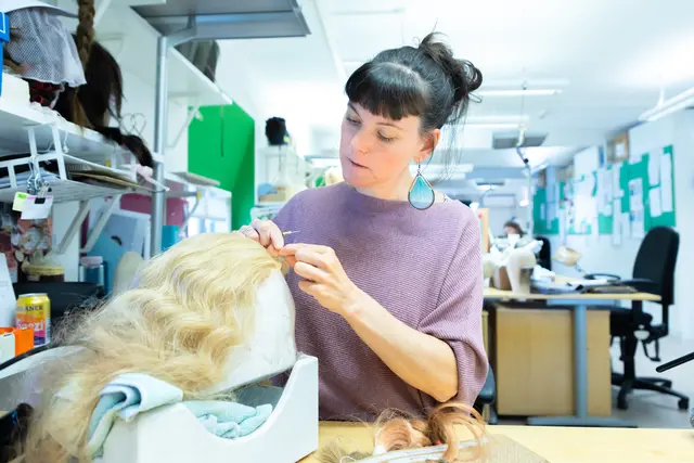 Haar um Haar: Maskenbildnerin Laura Reiter gibt MeinBezirk Einblicke in ihren Arbeitsalltag, der sich hauptsächlich um Perücken dreht, die in der hauseigenen Werkstatt in Handarbeit angefertigt werden. | Foto: Konstantinov