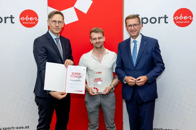 MeinBezirk OÖ-Chefredakteur Thomas Winkler, Linzer Bezirkssieger Florian Schwertner und Sport-Landesrat Markus Achleitner (v. l.). | Foto: MeinBezirk OÖ/Pils
