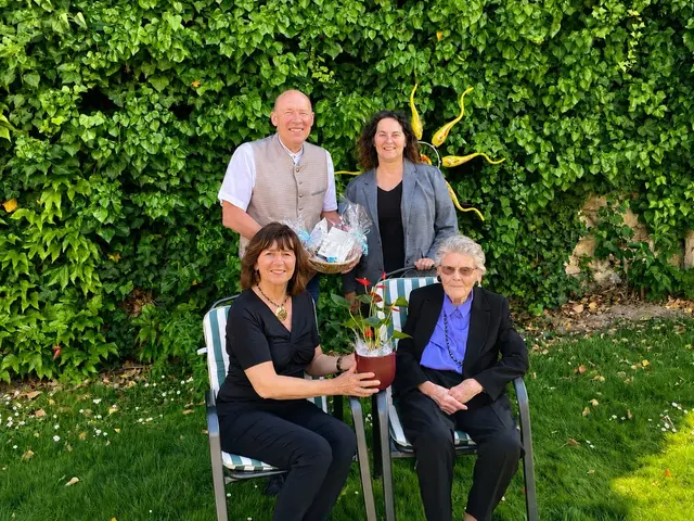 Ortsvorsteher Roman Oppenauer gratulierte mit Bürgermeisterin Gudrun Sperner-Habitzl im Weingut Haimer mit Sylvia Haimer, Hausherrin und Tochter von Erika Burmann. | Foto: Stadtgemeinde Poysdorf