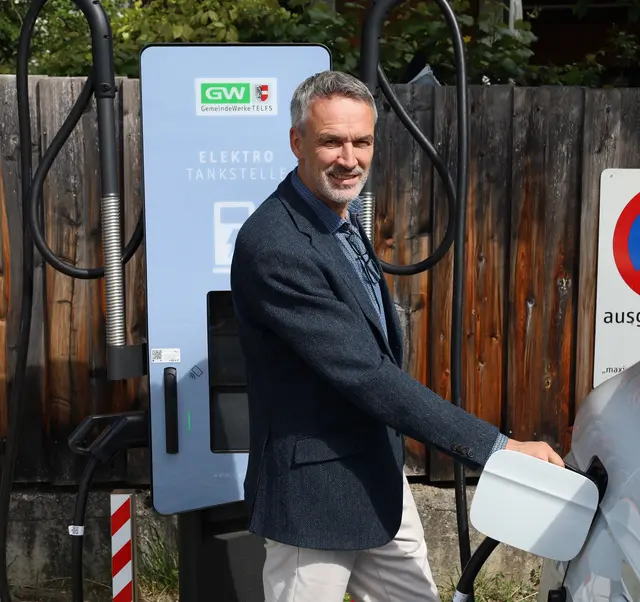 GWT-GF Gordon Köll freut sich über die neue Schnellladestation im Telfer Zentrumsparkplatz. | Foto: GWT