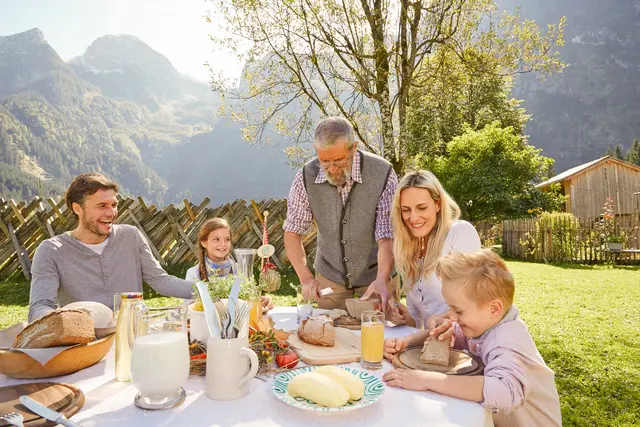 Salzburgs Alpine Kulinarik bringt auf den Tisch, was vor unserer Haustür auf Wiesen, Feldern und in Wäldern und Seen gedeiht. | Foto:  SalzburgerLand Tourismus