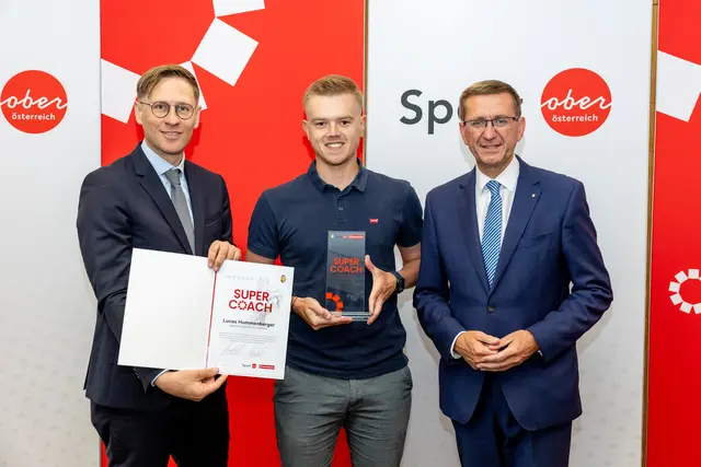 MeinBezirk OÖ-Chefredakteur Thomas Winkler, Schärdings Bezirkssieger Lucas Hummenberger und Sport-Landesrat Markus Achleitner (v. l.). | Foto: MeinBezirk OÖ/Pils