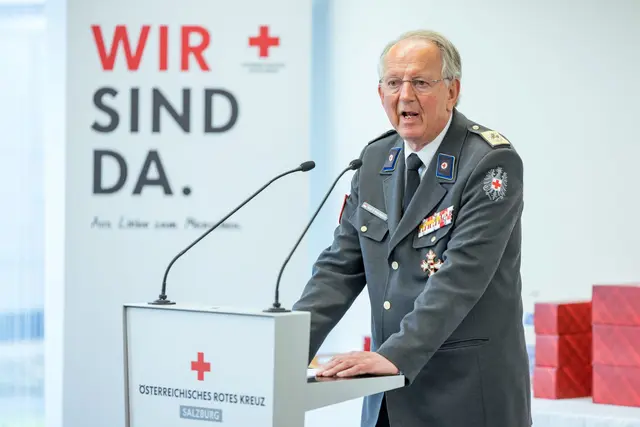 Dr. Werner Aufmesser, Präsident des Roten Kreuzes Salzburg, drückte den Geehrten für ihr außergewöhnliches Engagement und ihre herausragenden Leistungen seine Anerkennung aus. | Foto: (c) wildbild Günter Freund