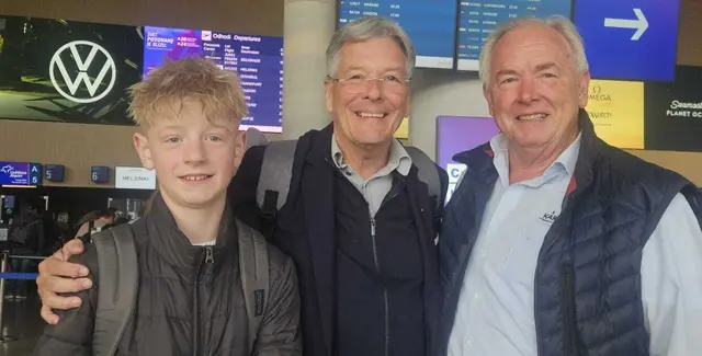Enkel Simon, Alt-Landeshauptmann Peter Kaiser (SPÖ) und Alt-Landeshauptmann sowie stolzer Opa Gerhard Dörfler freuen sich über ein Treffen am Flughafen von Laibach. | Foto: Privat