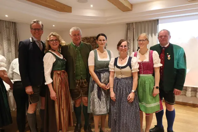 Im Bild v.L.: Bürgermeister Wolfgang Pfeifenberger, 
Obfrau Elisabeth Macheiner, Ehrenobmann der Lungauer Volkskultur Edi Fuchsberger, die neuen Mitglieder: Verena Lüftenegger, Michaela Wieland, Andrea Wieland, nicht anwesend: Claudia Schitter, Theresia Perner, Brigitta Bogensperger und Lotte Moser; und der Obmann der Lungauer Volkskultur Wolfgang Eßl.