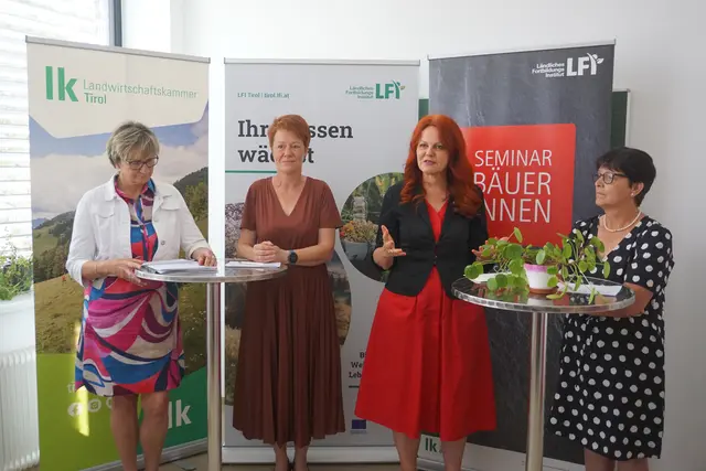 Von links nach rechts: LFI-Geschäftsführerin Evelyn Darmann, LFI-Obfrau Christine Lintner, Bildungslandesrätin Cornelia Hagele und LK-Vizepräsidentin Helga Brunschmid informierten bei der Pressekonferenz am Donnerstag über die Bildungsarbeit der Tiroler Seminarbäuerinnen. Im Mittelpunkt standen praxisnahe Workshops zu Landwirtschaft, Lebensmitteln und nachhaltigem Konsum. | Foto: MeinBezirk/sprenger