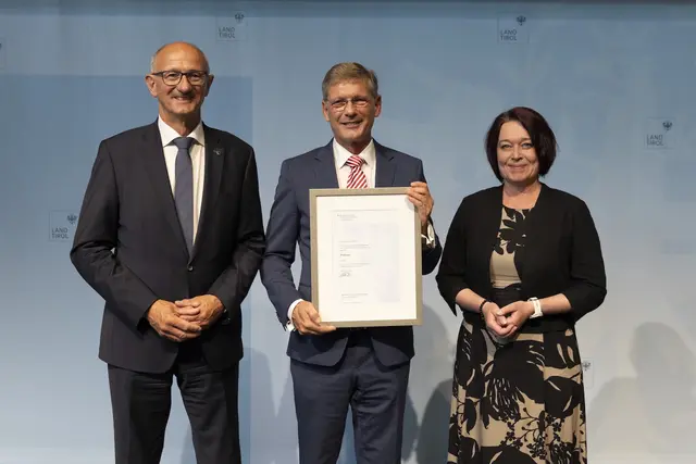 LH Anton Mattle und LTPin Sonja Ledl-Rossmann mit dem Geehrten Thomas Peter Radner (Arbeiterkammer Tirol), der den Berufstitel „Professor“ erhalten hat. | Foto: Land Tirol/Sedlak