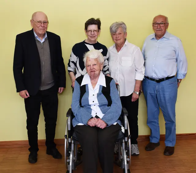 Schwiegersohn Leopold Weidmann, Tochter Maria Weidmann, Jubilarin Johanna Mantsch, Tochter Dorothea Zuba und Besucher Erich Baier | Foto: PBZ Waidhofen/Thaya