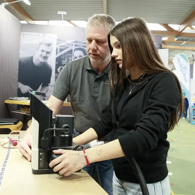 Die Besucher können selbst einen Button fräsen. | Foto: Helmut Klein