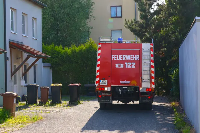 Im Welser Stadtteil Vogelweide hatte eine Gebäudefassade Feuer gefangen – eine Kerze soll die Ursache dafür gewesen sein. | Foto: laumat.at