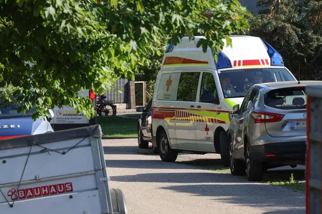 Im Welser Stadtteil Vogelweide hatte eine Gebäudefassade Feuer gefangen – eine Kerze soll die Ursache dafür gewesen sein. | Foto: laumat.at