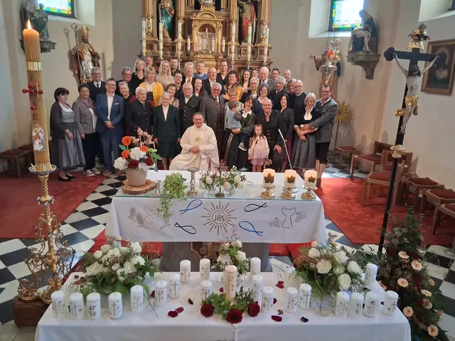 Ein Sonntag der Ehejubilare in St. Nikolai im Sausal: 19 Paare trafen sich in der Kirche von St. Nikolai im Sausal zu ihrem Ehejubiläum, um mit Pfarrer Krystian Puska die Hl. Messe zu feiern! | Foto: Kurt Maritschnegg