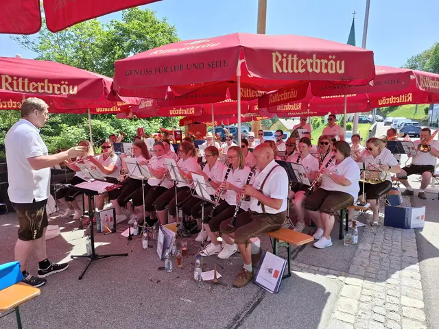 Für die musikalische Umrahmung des Maibaumfestes sorgte die Trachtenmusikkapelle Vichtenstein und schuf damit die passende Feststimmung.  | Foto: Gemeinde Vichtenstein