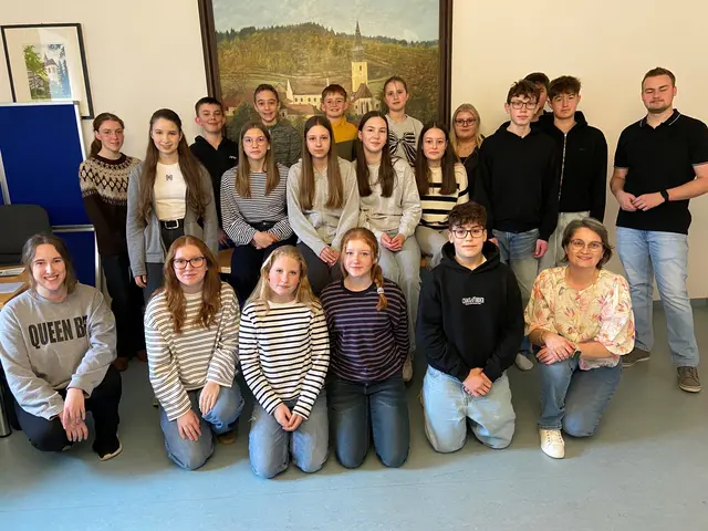 "Yout.Lab": Bürgermeisterin Elisabeth Wachter, Gemeinderätin Julia Hobiger und Jugendgemeinderat Fabian Schmid mit den Jugendlichen. | Foto: Marktgemeinde Großschönau