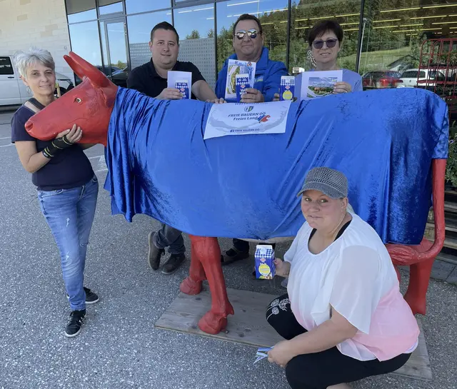 Bei einer Verteilaktion anlässlich des bevorstehenden Weltmilchtags. Sieglinde Temper, Peter Schuhbauer, Gemeinderat Martin Riegler, Nationalrats-Abgeordnete Rosa Ecker, vorne: Eva Lumetsberger | Foto: FPÖ