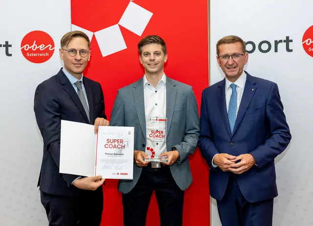 MeinBezirk OÖ-Chefredakteur Thomas Winkler, Rieds Bezirkssieger Florian Gaisböck und Sport-Landesrat Markus Achleitner (v. l.). | Foto: MeinBezirk OÖ/Pils