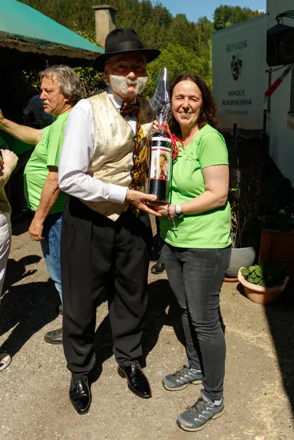 Fachkollege "Kaiser" Ewald Harrer brachte ebenfalls Glückwünsche  | Foto: Gasthaus Reitbauer