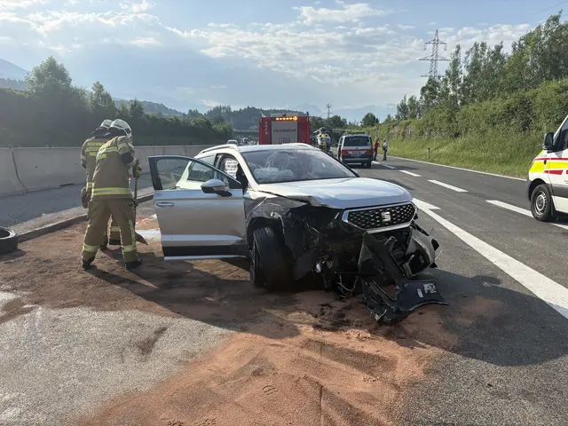 Als die Feuerwehr am Einsatzort eintraf, befreite sie die Beifahrerin aus dem verunfallten Pkw. | Foto: FF Hallein