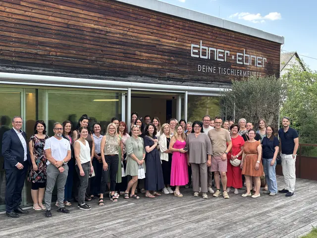 Unternehmerinnen waren zu Besuch bei der Tischlerei EbnerEbner GmbH in Haslach.  | Foto: Karin Bayr