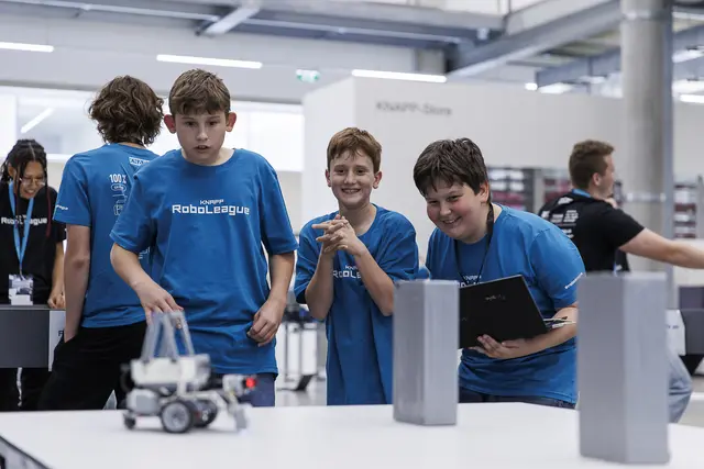 Beim Klassiker des Robotik-Wettbewerbs Find the Bricks mussten die Roboter autonom zwei in der Arena aufgestellten Ziegelsteine finden.
 | Foto: KNAPP/Luef