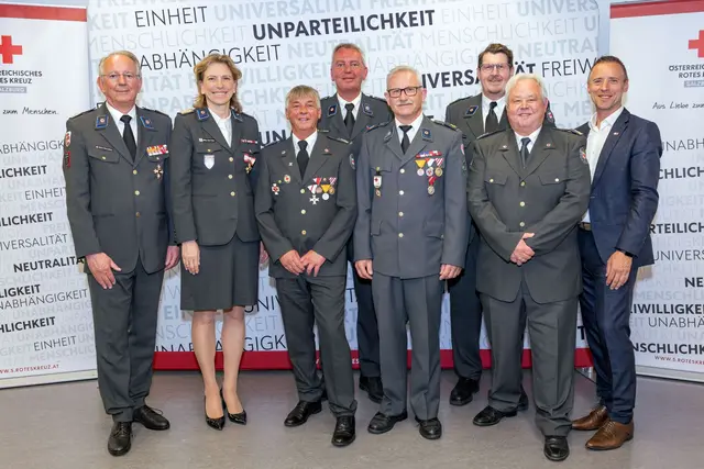 Die für ihr 40-jähriges Dienstjubiläum geehrten Rotkreuz-Mitarbeiter:innen Erich Santner (3. v.l.), Gerhard Fadel (5. v.l.), Karl Seidl (2. v.r.) mit Repräsentant:innen des Roten Kreuz und AK-Präsident Peter Eder:  | Foto: (c) wildbild Günter Freund