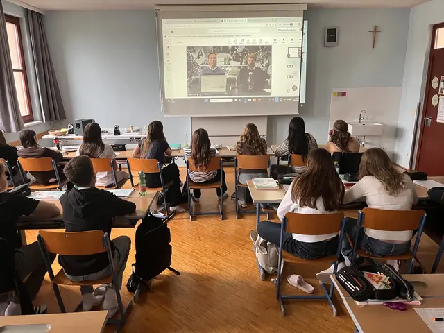 die SchülerInnen der 1AK verfolgen den Online-Vortrag am „Tag der Logistik“ | Foto: Schulzentrum Ybbs